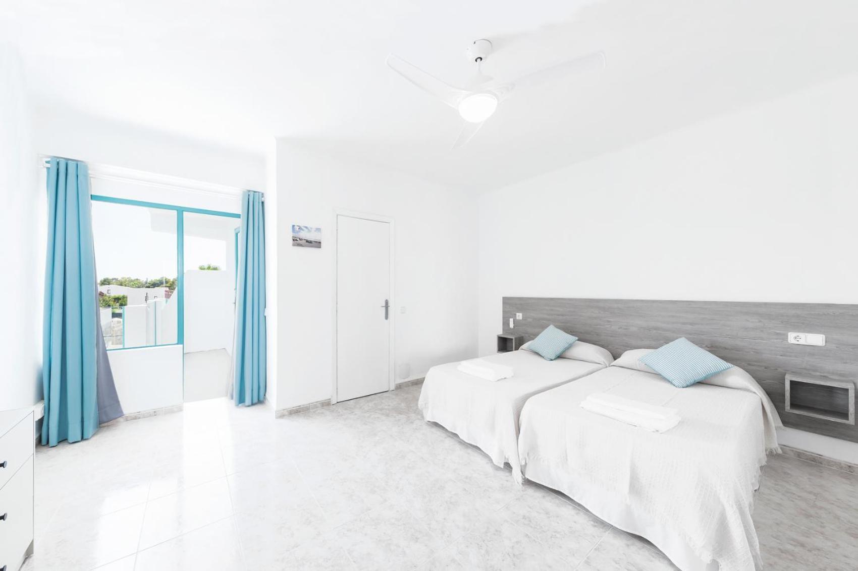 Hostal Cala Llombards Exteriör bild